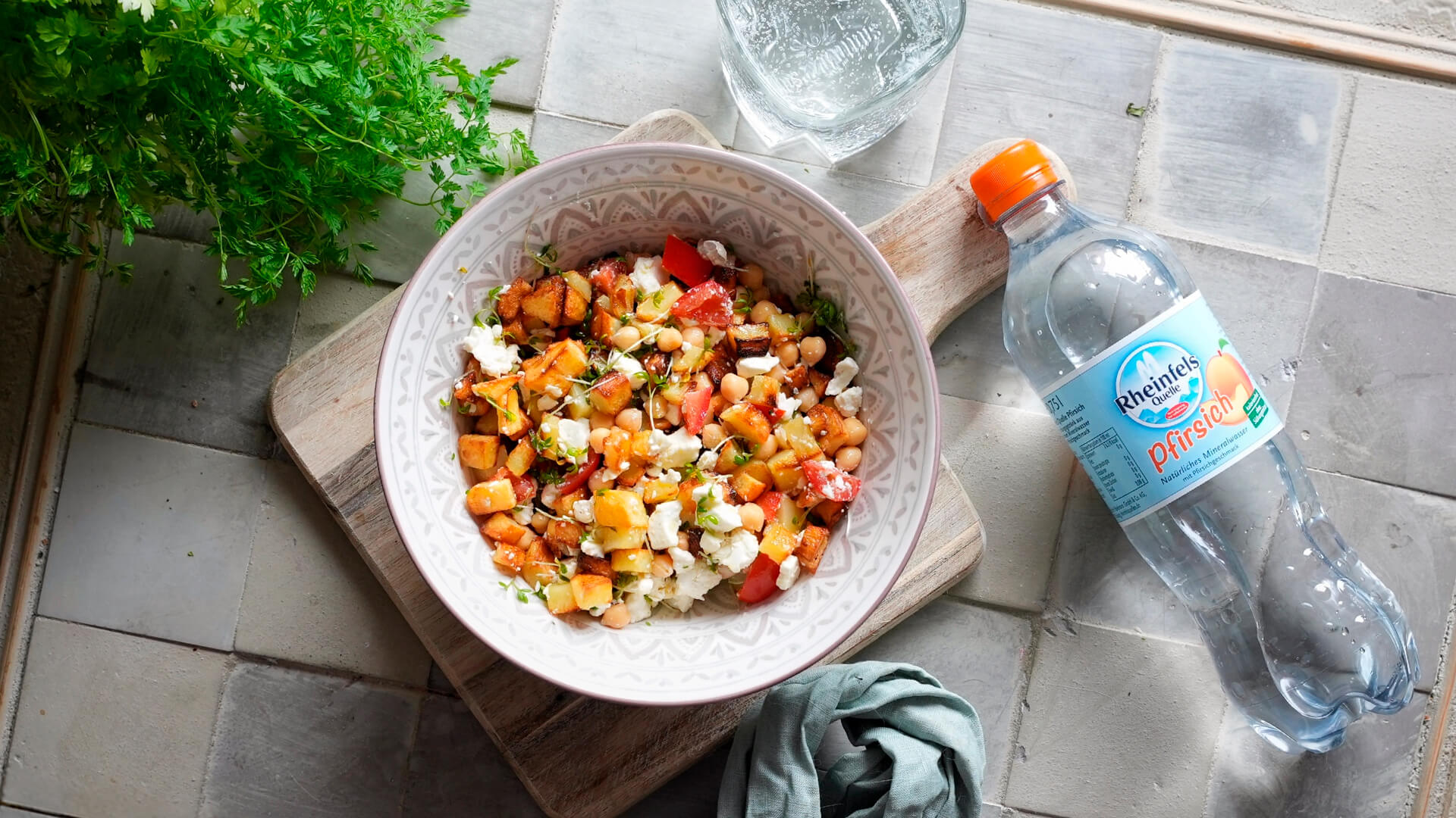 Orientalischer Kartoffelsalat mit einer Rheinfels Quelle Pfirsich Flasche