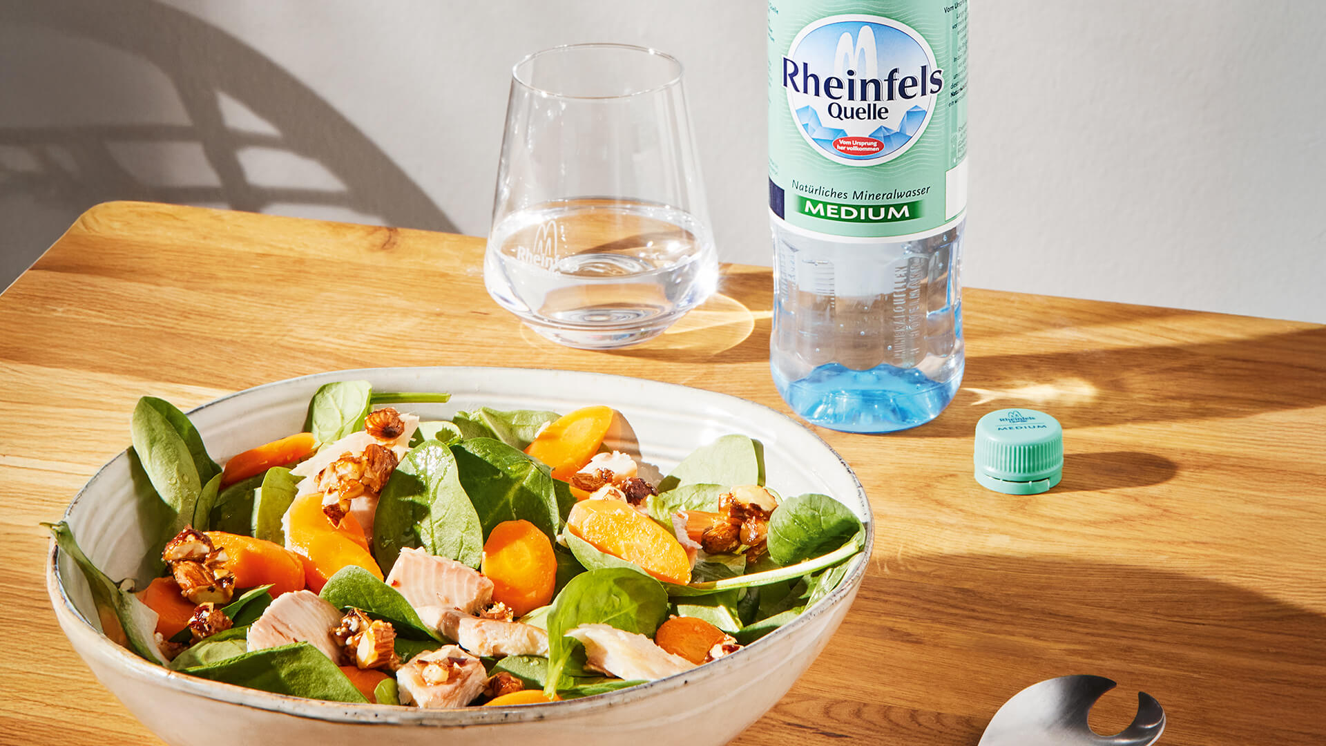 Spinatschale mit einer Rheinfels Quelle Medium Flasche