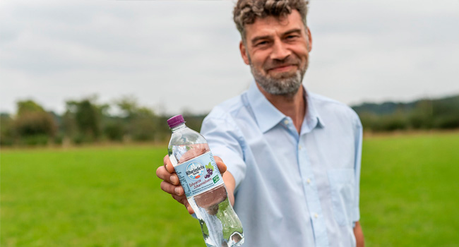 Rheinfels Schwarze Johannisbeere in der Hand