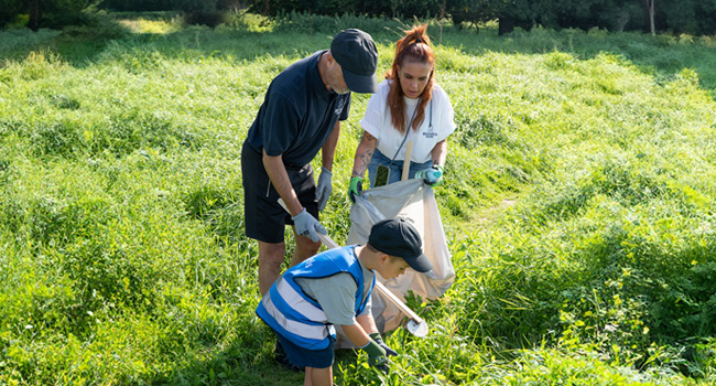 Müllsammeln am Rhein im Rahmen des RhineCleanUp