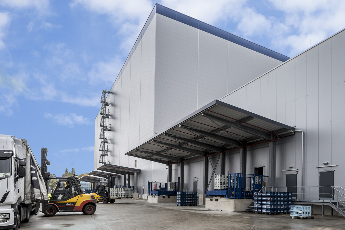 Elektro-Gabelstapler belädt LKW vor Hochregallager